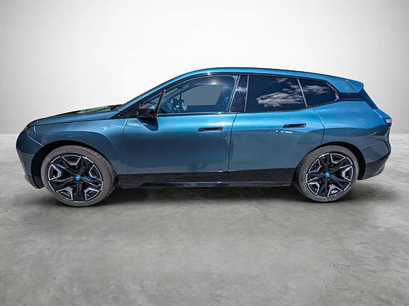 BMW iX 2 of 5