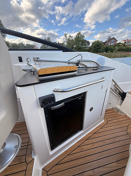 Uttern D77 Style upgrade Velutstyrt familiebåt med Mercury Verado 300 V8 10 of 25