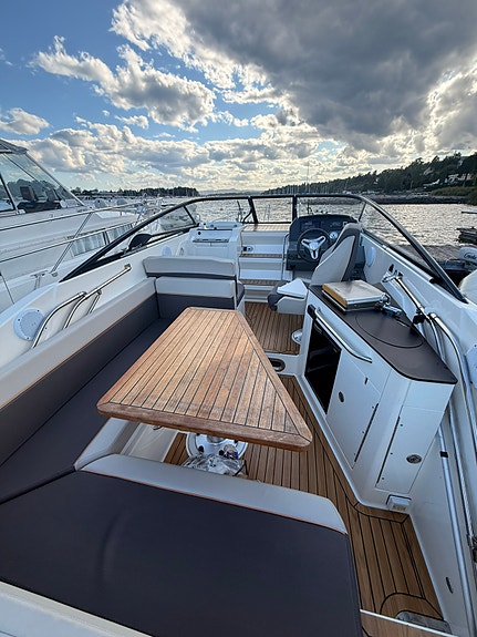 Uttern D77 Style upgrade Velutstyrt familiebåt med Mercury Verado 300 V8 13 of 25