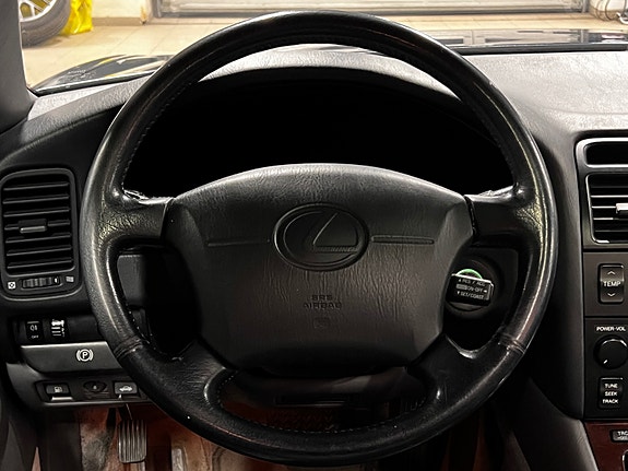 Lexus LS400 19 of 28