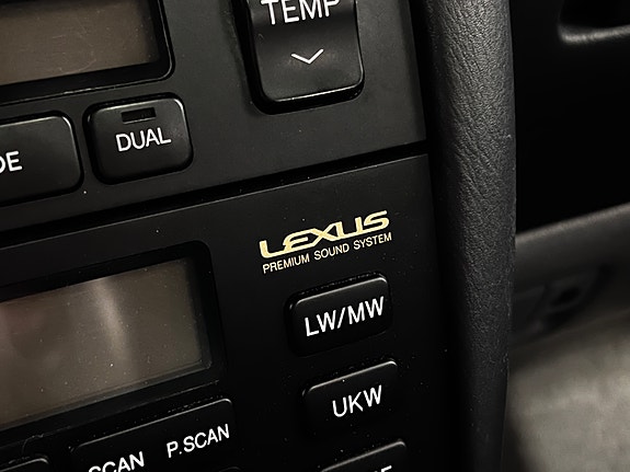 Lexus LS400 26 of 28