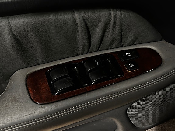 Lexus LS400 17 of 28