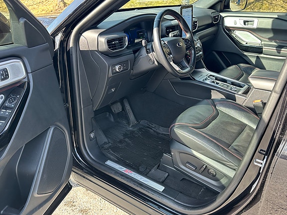 Ford Explorer 4 of 5