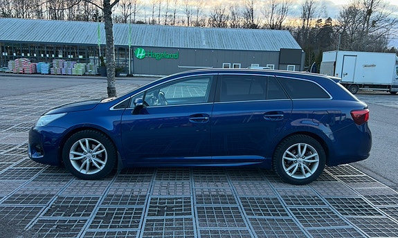 Toyota Avensis 2 of 5