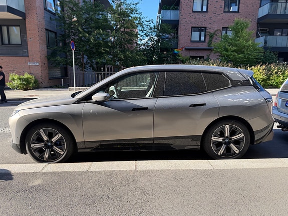 BMW iX 2 of 4