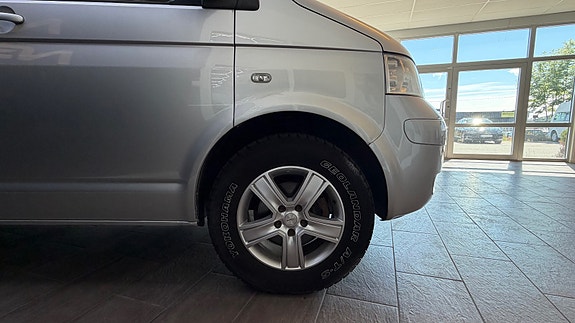 Volkswagen Caravelle 4 of 5