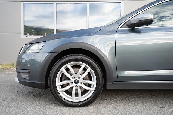 Skoda Octavia Scout 3 of 5