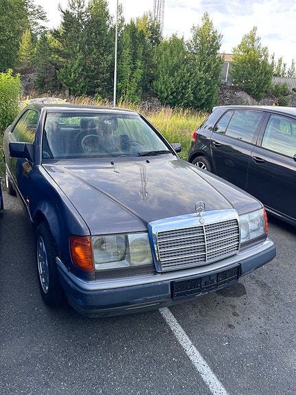 Mercedes-Benz E230 1993 photo 2