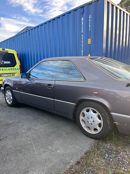 Mercedes-Benz E230 1993 photo 3