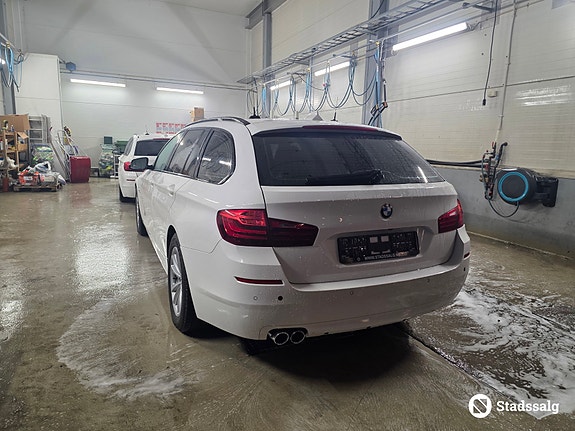 BMW 525d xDrive 2 of 5