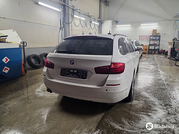 BMW 525d xDrive 3 of 5