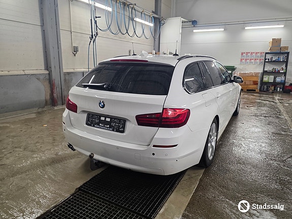 BMW 525d xDrive 3 of 5