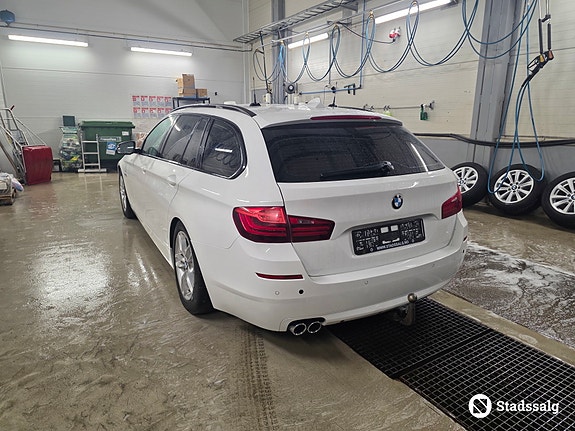 BMW 525d xDrive 2 of 5