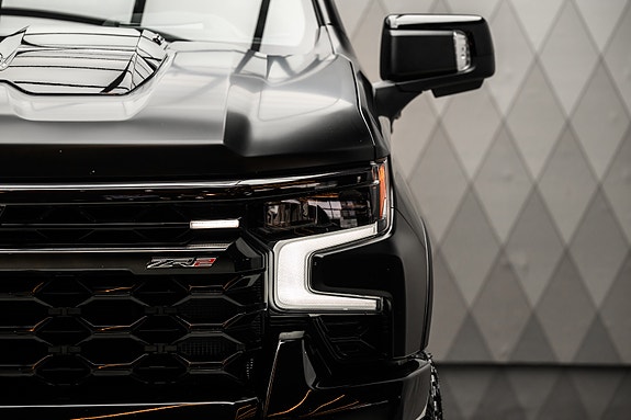 Chevrolet Silverado 2 of 5