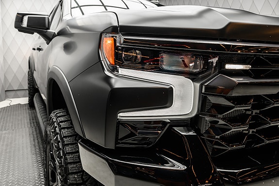 Chevrolet Silverado 3 of 5