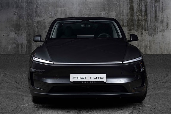 Tesla Model Y 4 of 5