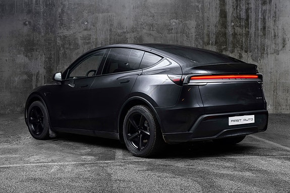 Tesla Model Y 5 of 5