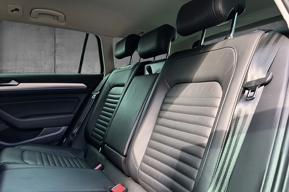 Volkswagen Passat 17 of 19