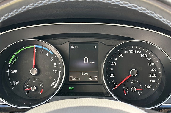 Volkswagen Passat 16 of 19