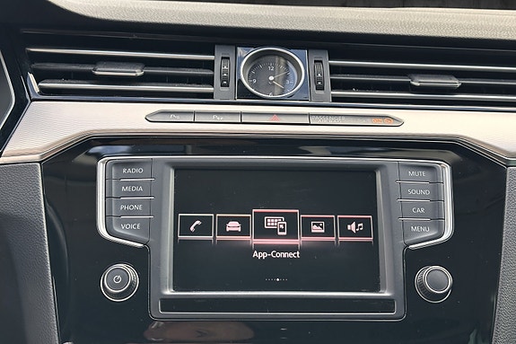 Volkswagen Passat 13 of 19