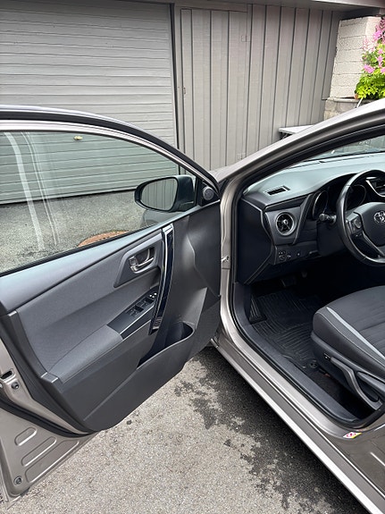Toyota Auris 12 of 21