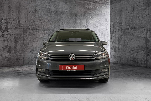 Volkswagen Touran 2 of 5