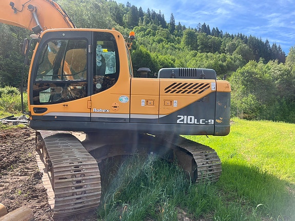 Hyundai 210 LC-9 2 of 5