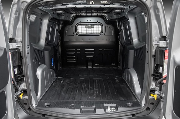 Ford E-Transit Courier 10 of 22