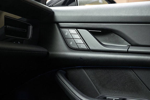 Porsche Taycan Cross Turismo 13 of 30