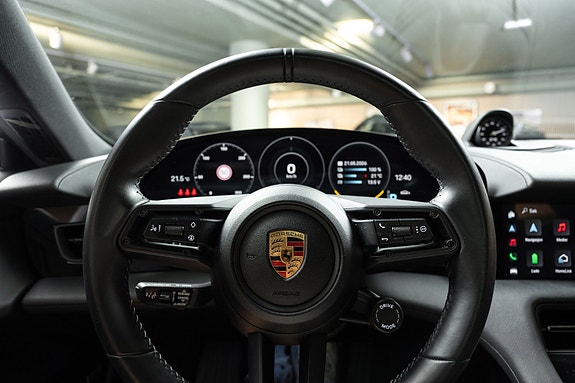 Porsche Taycan Cross Turismo 21 of 30