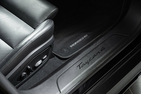 Porsche Taycan Cross Turismo 28 of 30