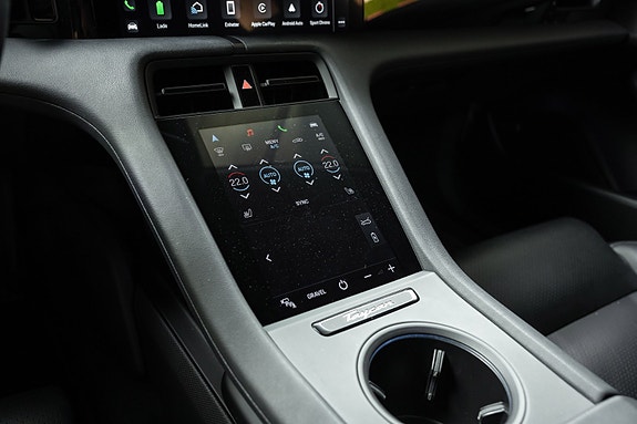 Porsche Taycan Cross Turismo 12 of 30