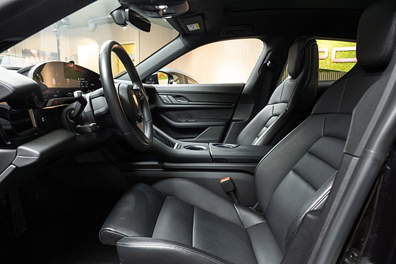 Porsche Taycan Cross Turismo 10 of 30