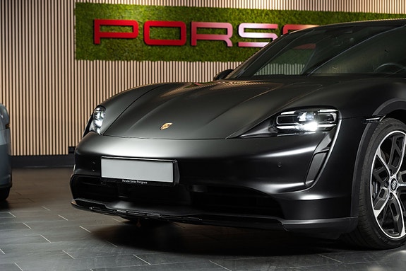 Porsche Taycan Cross Turismo 9 of 30