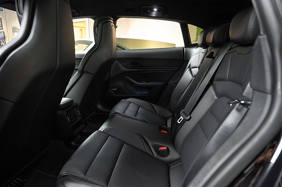 Porsche Taycan Cross Turismo 18 of 30