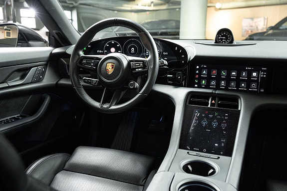 Porsche Taycan Cross Turismo 25 of 30