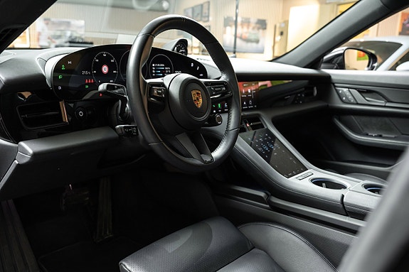 Porsche Taycan Cross Turismo 16 of 30