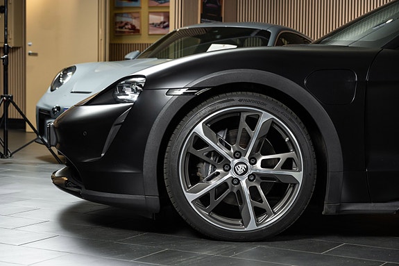 Porsche Taycan Cross Turismo 8 of 30