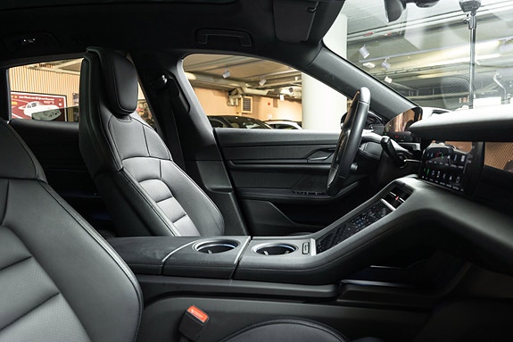 Porsche Taycan Cross Turismo 30 of 30