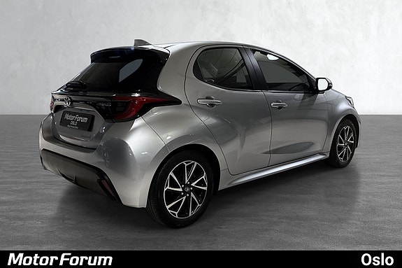 Bakende med aerodynamisk design og integrerte aluminiumsfelger.