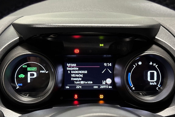 Digital speedometer kombinert med oversiktlig infotainmentskjerm og radio.