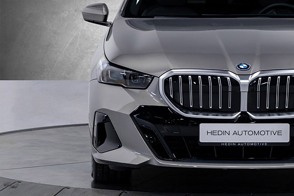 BMW i5 3 of 5