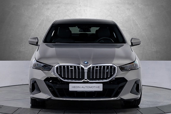 BMW i5 4 of 5