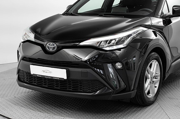 Toyota C-HR 2 of 5