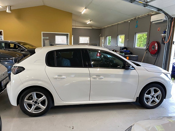 Peugeot 208 3 of 5