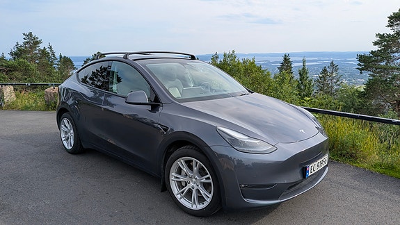 Tesla Model Y 2 of 5