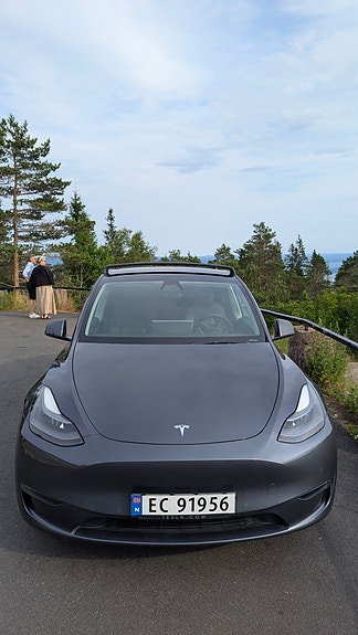 Tesla Model Y 4 of 5