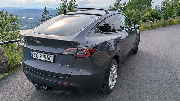Tesla Model Y 3 of 5