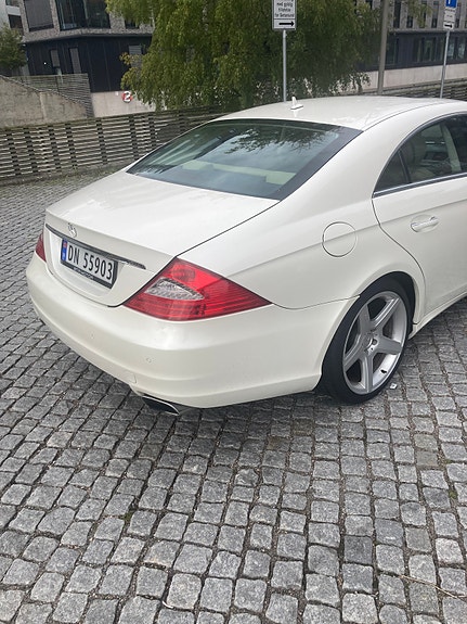 Mercedes-Benz CLS320 2 of 5