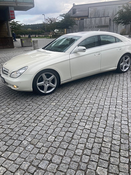 Mercedes-Benz CLS320 4 of 5